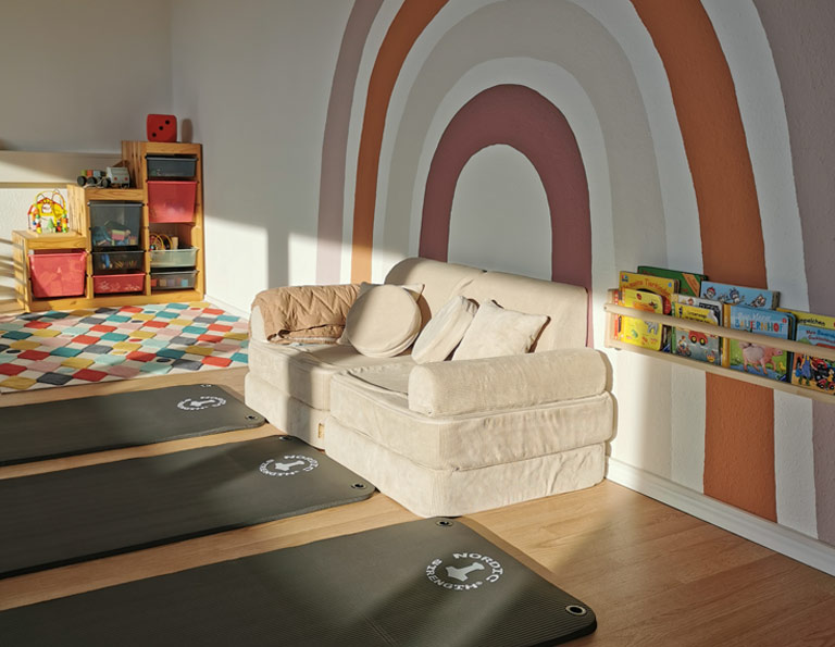 Wir lieben die „Regenbogen-Bande“. Das Konzept ist wirklich toll. Absolute Wohlfühl - Atmosphäre und wunderbare Anregungen, welche sich auch prima zu Hause umsetzen lassen!" Maren