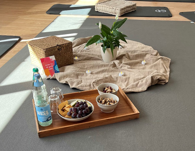 Für uns der erste Babykurs und gleich so eine schöne Erfahrung. Wir wurden offen empfangen, die Atmosphäre ist warm und herzlich. Mit viel Feingefühl wird auf die Bedürfnisse der Kinder eingegangen und es gibt eine tolle Auswahl an wohl durchdachten Angeboten. Eine sehr wertvolle Zeit, die ich sehr schätze und nur weiterempfehlen kann. Ein Kurs mit ganz viel Liebe und ganz viel Herz.“ Annika