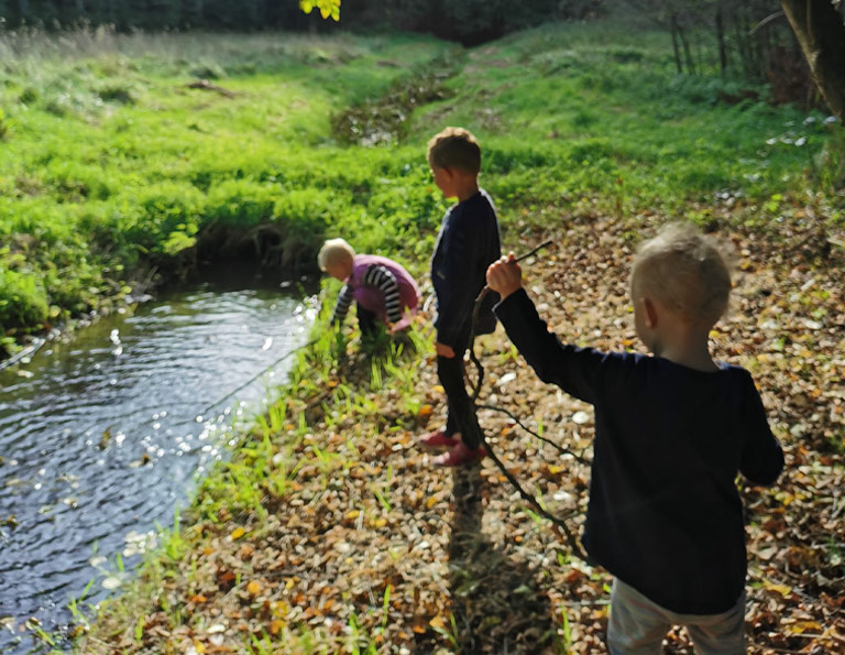 Der Montessori-Kurs war richtig super! Er hat mir zum Thema Alltag sehr die Augen geöffnet und mir gezeigt, dass es gar nicht viel braucht, um die Kleinen glücklich zu machen und in ihrer Entwicklung wunderbar unterstützen zu können. Die Zeit verging wie im Fluge und es war einfach ein tolles Miteinander mit vielen verschiedenen Ansichten und Blickwinkeln. Im Großen und Ganzen sehr lohnenswert. Nicole