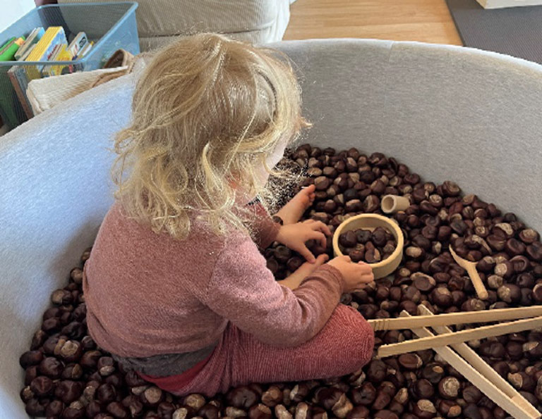 Wir gehen gern zur Spielgruppe. Lisa bereitet die Entdeckerzeit immer mit so viel Liebe und Herzblut vor und man merkt ihr ihre Leidenschaft für Kinder an. Für mich als Mama ist der Austausch immer richtig toll und ich habe nach den sensorischen Angeboten nichts aufzuräumen. Madeleine