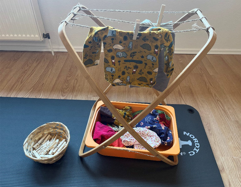 Meine Tochter (2 J.) und ich besuchen nun seit 1,5 Monaten die Spielgruppe "Regenbogenbande". Wir wurden sofort herzlich und familiär empfangen. Bedürfnisorientierung wird hier groß geschrieben. Auch wenn ihr es mal nicht pünktlich zu Kursbeginn schaffen solltet, euch der Hunger zwischendurch überkommt oder ihr mal keine Betreuung fürs ältere Geschwisterkind habt, hier ist alles erlaubt und jeder willkommen. Jana