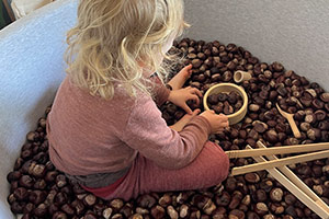 Die Kursleiterin Jennifer überzeugt nicht nur mit ihrer liebevollen und ruhigen Art, sondern auch mit ihrem großen Engagement. Sie stellt jede Woche neue Montessoriorientierte Spielanregungen bereit, achtet dabei gleichzeitig auf den Wiedererkennungswert, indem sie die Interessen der einzelnen Kinder genau im Blick behält. Ich kann diesen Kurs nur jedem ans Herz legen. Jana