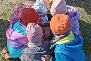 Wir besuchen jeden Mittwoch die „Entdeckerzeit“ bei Lisa und fühlen uns dort sehr wohl. Lisa ist eine sehr warmherzige, lebensfrohe Person, die sich jedes Mal ein neues Thema für die Kinder aussucht und den Raum dementsprechend gestaltet. Unsere Tochter findet dort alles spannender als ihre Eltern. Wir können die „Entdeckerzeit“ für andere Familien sehr empfehlen! Jessica