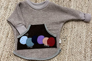 Super tolle, hochqualitative und robuste Kleidung mit wunderschönen Motiven. Unser Sohn trägt seinen Walkpulli bei Wind und Wetter, er ist superschnell übergezogen und das Anziehen zieht sich nicht ewig. Genauso die Walkpuschen, sie waren im Winter unser tägliches must-have bei unserem kalten Fußboden. Janin