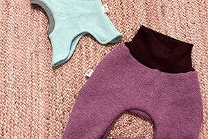 Perfekte Umsetzung meiner Vorstellung. Meine Kinder konnten sich die Farbe frei aussuchen und wir sind mehr als begeistert von der zeitnahen Anfertigung. Der Walkstoff ist perfekt für den Alltag im Waldkindergarten und wird sehr sehr gerne getragen! Wenn es wieder eine Maß-/ Sonderanfertigung sein muss würde ich immer wieder Jenny fragen. Marina