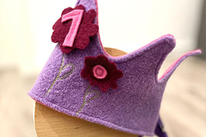 Ich habe schon mehrfach bei LeuchtNaht bestellt und kann die selbst genähten Kleidungsstücke nur empfehlen! Qualitativ hochwertiges Material gepaart mit viel Liebe zum Detail machen ganz besondere Einzelstücke, die ich meiner Tochter immer wieder gerne anziehe! Auf Sonderwünsche wird stets eingegangen und auch bei der Auswahl des richtigen Materials sehr gut beraten. Steph